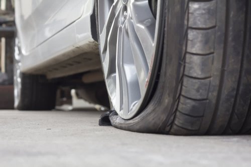 Kenapa Ban Mobil Bisa Pecah di Jalan Tol? Ini Penjelasan Ahlinya