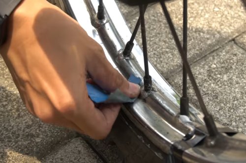 Cuma Pakai Bedak Bayi Pelek Jari-jari Motor Bekas Bisa Kinclong Lagi, Simak Caranya
