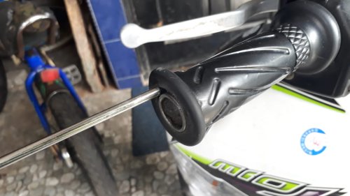 Ternyata Melepas Handgrip Motor Bekas Bisa Pakai Dua Cara Ini