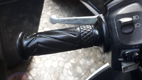 Ternyata Ganti Handgrip Motor Bekas Sebelah Kanan dan Kiri Caranya Beda