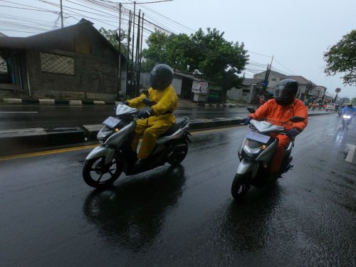 Masuk Logika, Ini Alasan Tarikan Motor Terasa Enteng Saat Hujan