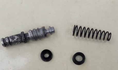 Ternyata Dua Area Ini Sering Jadi Penyebab Minyak Rem Motor Bekas Bocor