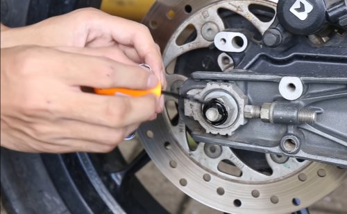 Cara Mudah Mencegah Baut Di Motor Bekas Karatan dan Macet Di Musim Hujan