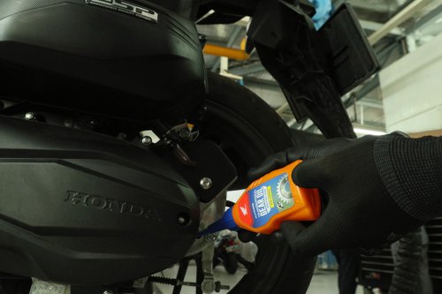 Perbedaan Oli Gardan AHM Oil Botol Putih dan Oranye Buat Motor Matic