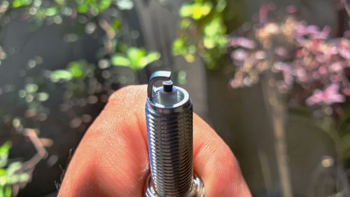 Tampilan Elektroda Busi Terlalu Putih Terang, Ini Ternyata Artinya