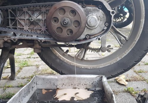 Jangan Biarkan Slang Kecil Ini Rusak, Bikin Oli Gardan Motor Matic Kalian Jadi Putih Susu