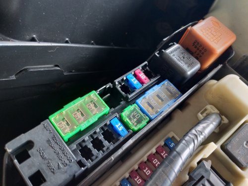 Pantas Saja Rumah Sekring Mobil Meleleh, Ternyata Penyebabnya Sepele