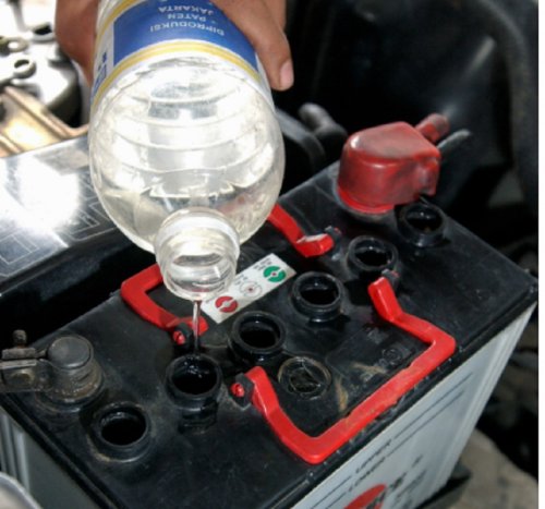 Persiapan Mudik, Ini Dampak Isi Air Aki Mobil Bekas Terlalu Penuh