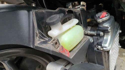 Ini Penyebab Air Radiator Motor Keluar Sendiri Dari Slang Tabung Reservoir