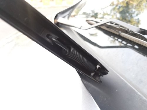 Bukannya Awet,  Angkat Wiper Mobil ke Atas Justru Jadi Begini
