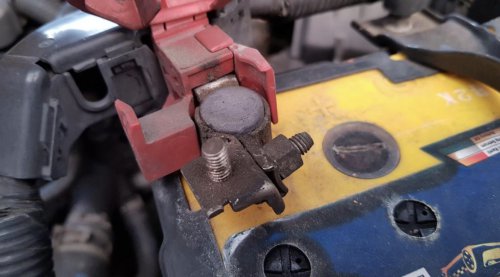 Persiapan Mudik, Ini Dampak Isi Air Aki Mobil Bekas Terlalu Penuh