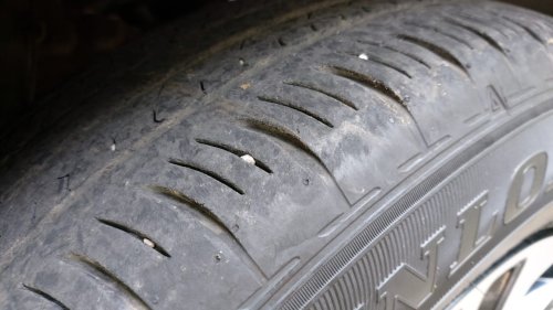 Alasan Kenapa Di Ban Mobil Bekas Jangan Sampai Ada Batu Kerikil Menempel