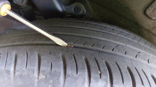Alasan Kenapa Di Ban Mobil Bekas Jangan Sampai Ada Batu Kerikil Menempel