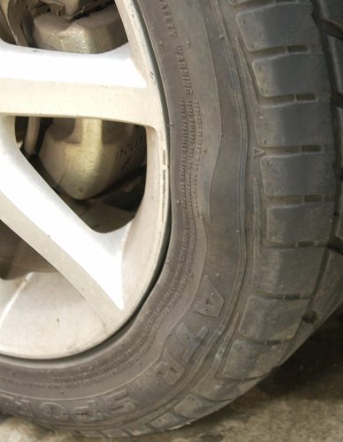 Kenapa Ban Mobil Bisa Benjol? Ini Penyebab dan Cara Mencegahnya