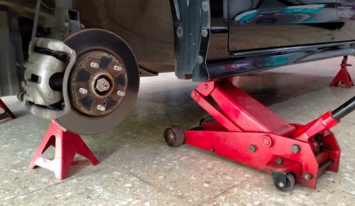 Posisi Dongkrak Mobil Harus Pas, Ini Efeknya Kalau Salah Posisi