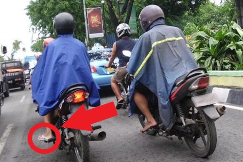Jarang yang Sadar, Ini Bahaya Naik Motor Pakai Sandal Saat Hujan