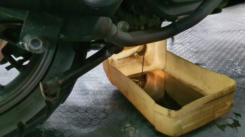 Jangan Sampai Kering, Ini Dua Penyebab Oli Mesin Motor Bekas Berkurang Banyak