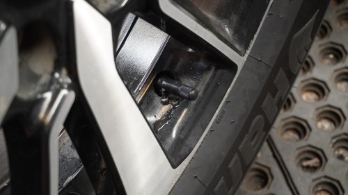 Sangat Sederhana, 3 Tips Agar Ban Serep Mobil Bisa Lebih Awet