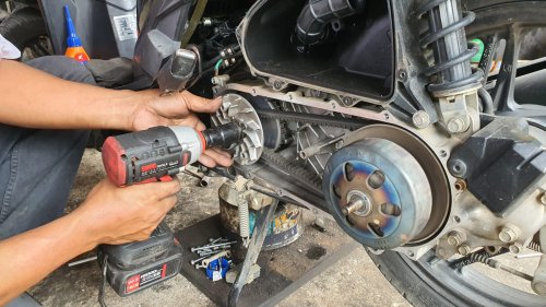 Begini Cara Mengatasi Mur Pulley Di Motor Matic Yang Sulit Dibuka