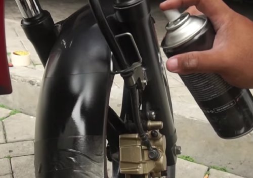 Bukan Cuma Dioles, Ini Cara Menghitamkan Kembali Bodi Kasar yang Awet