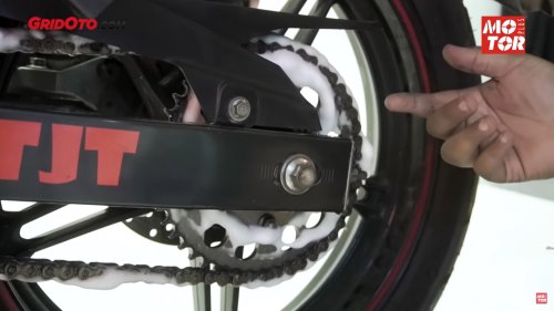Bukannya Awet, Ini Efek Negatif Melumasi Rantai Motor Pakai Oli Bekas