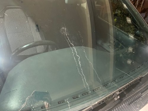 Ternyata Membersihkan Kaca Mobil Asal-asalan Bisa Picu Baret Halus