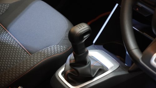 Hati-hati, ini Penyebab Mobil Bekas Manual Tercium Bau Hangus