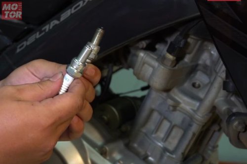 Alasan Kenapa Buka Busi Di Motor Bekas Dalam Kondisi Panas Dilarang