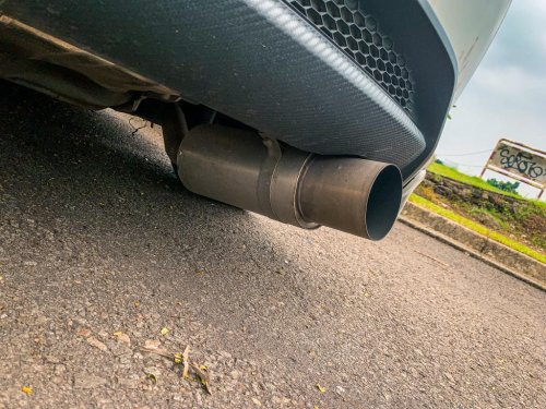 Jangan Panik, Ini Penjelasan Knalpot Mobil Keluar Air di Pagi Hari