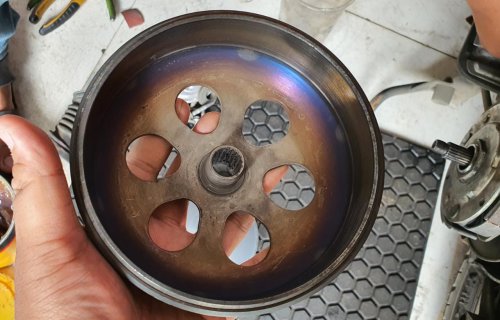 Efek Samping Menahan Rem Belakang Motor Matic Sambil Membuka Gas