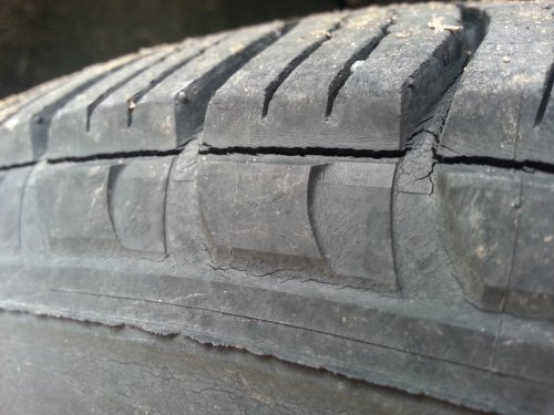 Akibat Semir Ban Mobil Berlebihan Bikin Retak Rambut, Ini Kata Bengkel