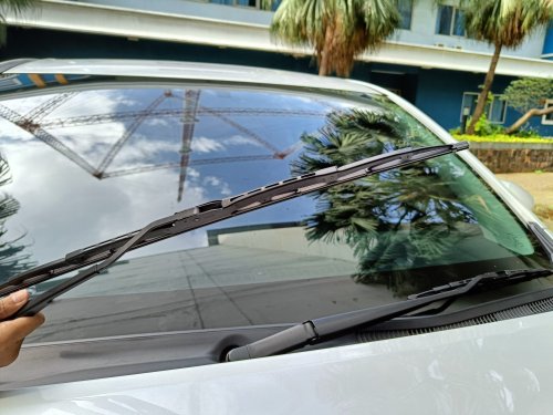 Ternyata Ini Alasan Pemilik Mobil Selalu Angkat Wiper Saat Parkir Lama