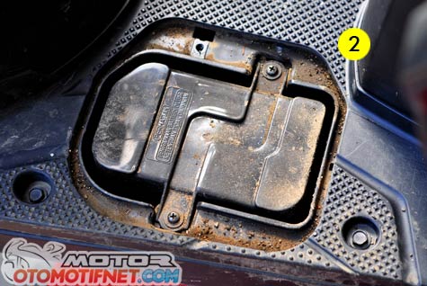 Pantas Saja, Ternyata Boks Aki Motor Matic yang Ada di Kaki Juga Perlu Dibersihkan
