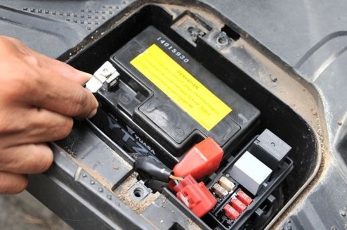 Pantas Saja, Ternyata Boks Aki Motor Matic yang Ada di Kaki Juga Perlu Dibersihkan