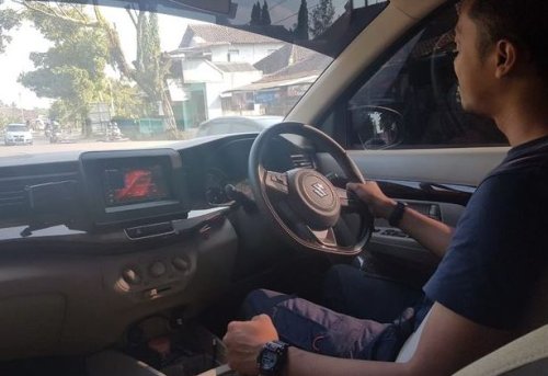 Biar Nggak Baret-baret, Begini Trik Membersihkan Kaca Depan Mobil Bekas Yang Benar
