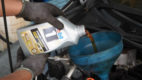 Begini Cara Cek Oli Mesin Mobil Bekas Pasca Kembali Dari Libur Lebaran
