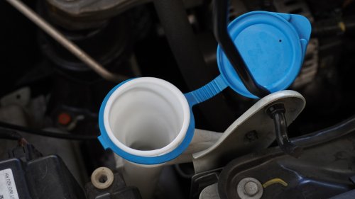 Air Wiper Mobil Habis, Aman Nggak Kalau Diisi Air Keran? Simak Ini
