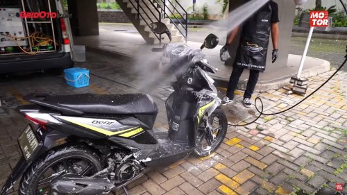 Ternyata Ini Alasannya Setelah Terkena Hujan Motor Harus Langsung Disiram