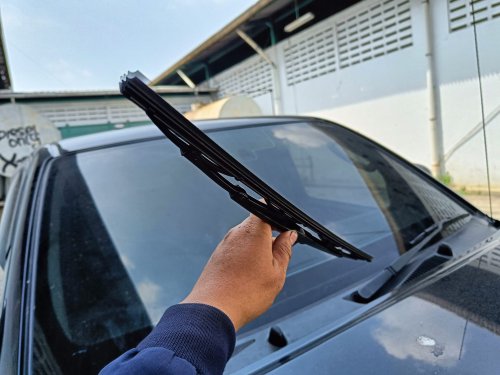 Jarang Dipakai, Nih Tanda kalau Wiper Mobil Sudah Minta Jajan