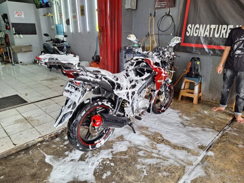 Musim Hujan, Kebiasaan Sepele Ini Bikin Bodi Motor Baret-baret Saat Dicuci