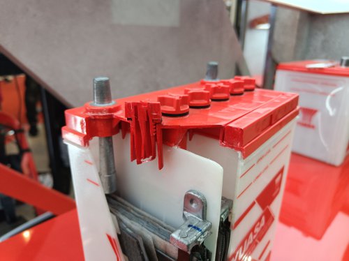 Tambah Air Aki Mobil Jangan Terlalu Penuh, Ini Alasan Pentingnya