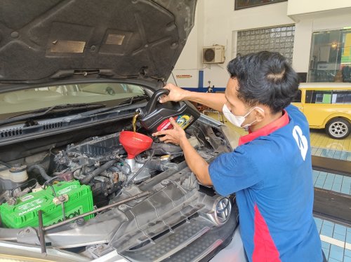 Mengenal Engine Flush Oli, Begini Manfaatnya Bagi Mesin Mobil