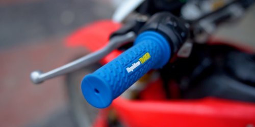 Ternyata Ganti Handgrip Motor Bekas Sebelah Kanan dan Kiri Caranya Beda