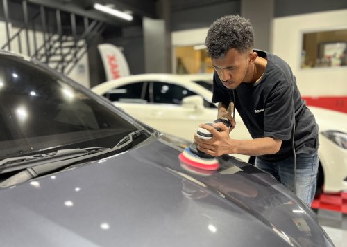 Kapan Waktu Ideal Melakukan Poles Cat Mobil? Ini Rekomendasinya
