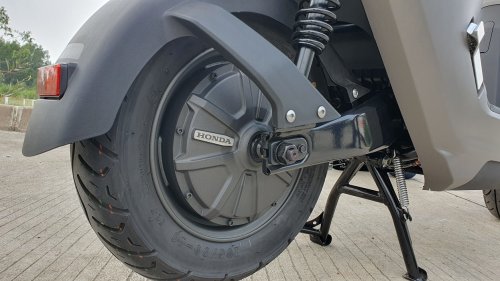 Ini Alasan Ganti Ban Belakang Motor Listrik Perlu Dilakukan Ahlinya