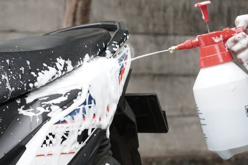 Sering Cuci Motor Kesayangan Bikin Cat Kusam? Ini Faktanya Gaes