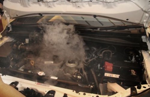 Dua Penyebab Utama Mesin Mobil Bekas Overheat Setiap AC Nyala