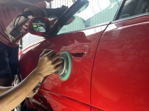 Baru Tahu, Ini Manfaat Poles Pada Mobil Ladies Berwarna Hitam