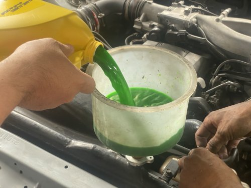 Ini Sebabnya Gak Bisa Asal Tambah Air Saat Mobil Bekas Overheat