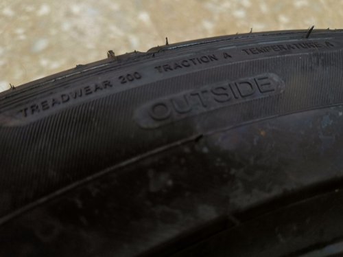 Biar Ban Mobil Enggak Retak Rambut, Begini Cara Merawat yang Benar